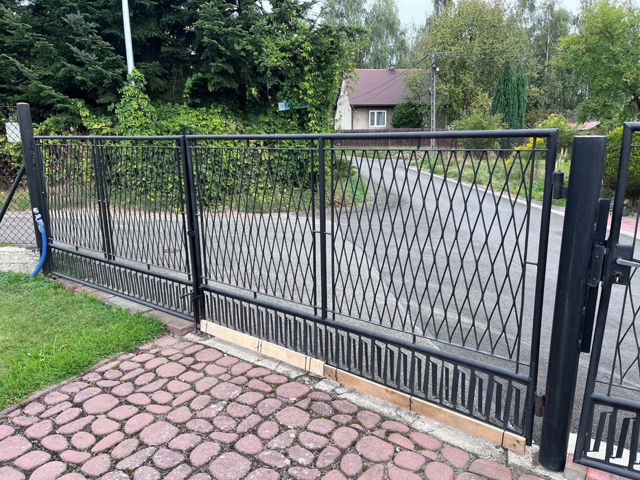 Brama wjazdowa dwuskrzydłowa z  bramką