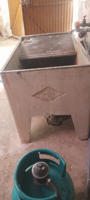 Tanque em cimento de lavar  à mao.