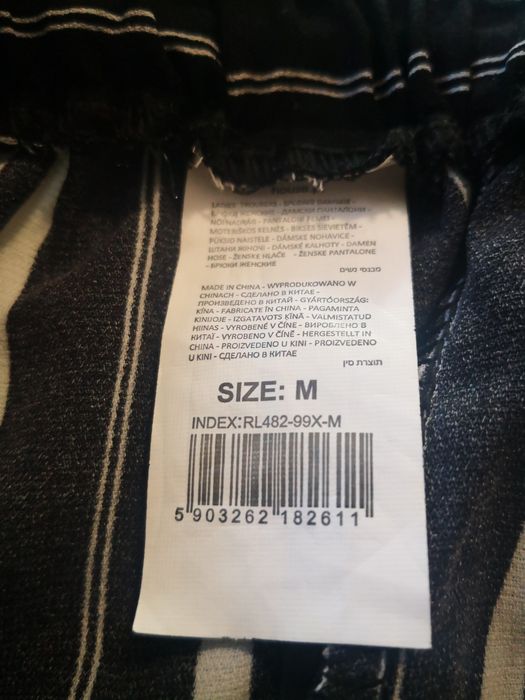 Spodnie w paski czarno białe