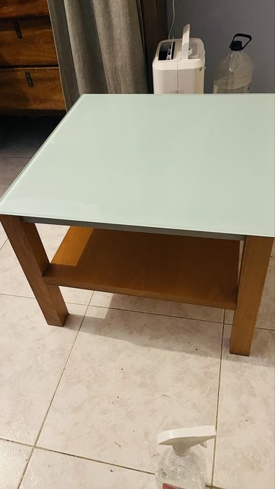 Mesa de centro com tampo de vidro