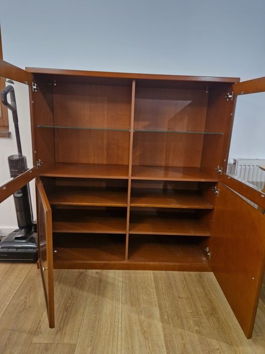 Meble do salonu: kredens i szafka