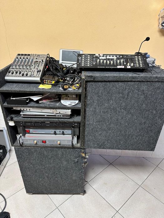 Sistema de som com muito material para desocupar