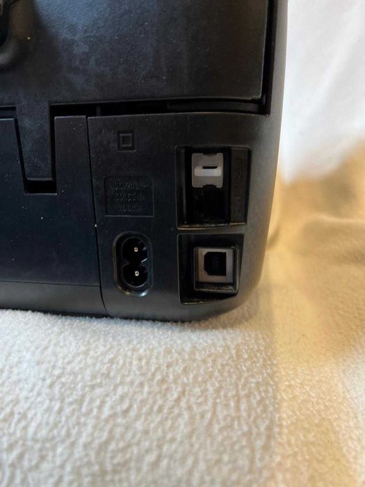 Vendo impressora HP OfficeJet 5230 a funcionar corretamente.