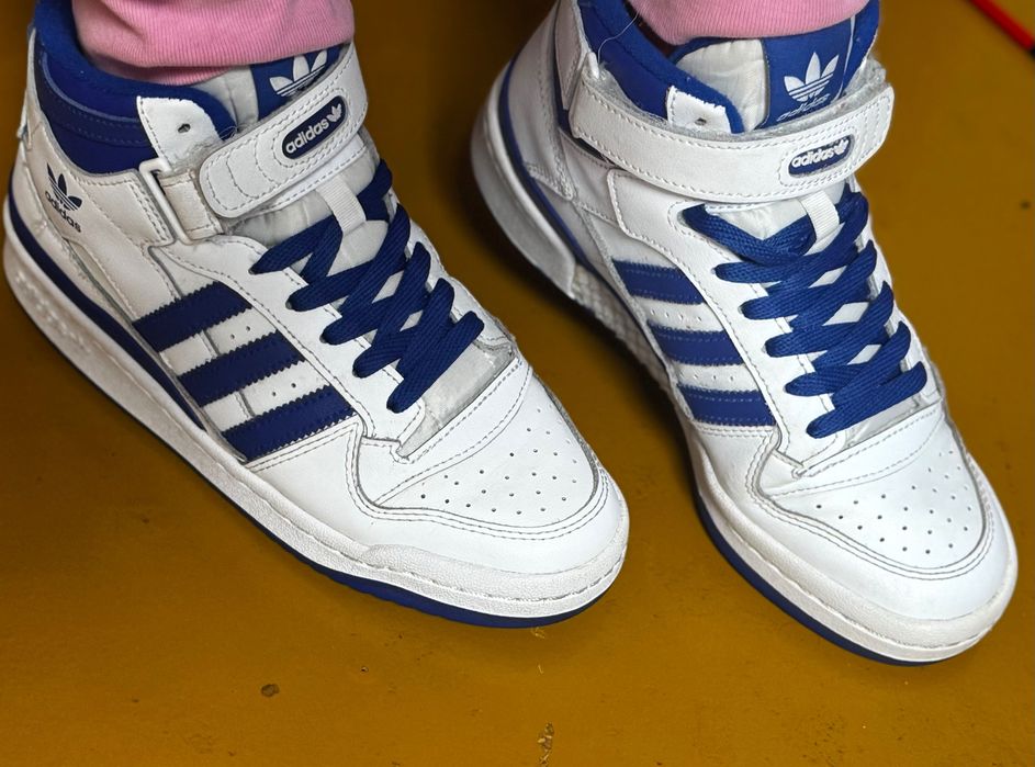 Баскетбольні кросівки Adidas Forum Mid білого кольору з синіми деталями