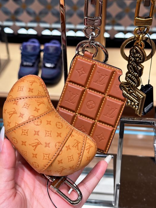 LV  louis vuitton brelok Croissant Chanel Dior przywieszka