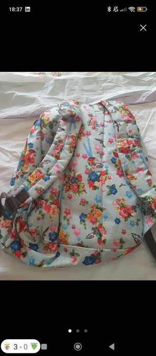 Mochila com estampagem de flores óptimo estado com muita arrumação