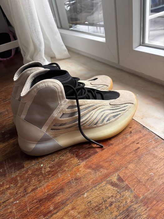 Yeezy Men's Quantum Performance-Ready Sneakers - Quântico / Yeezy QNTM Basketball.