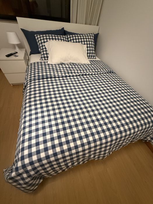 Vendo cama e uma mesinah linha Malm Ikea