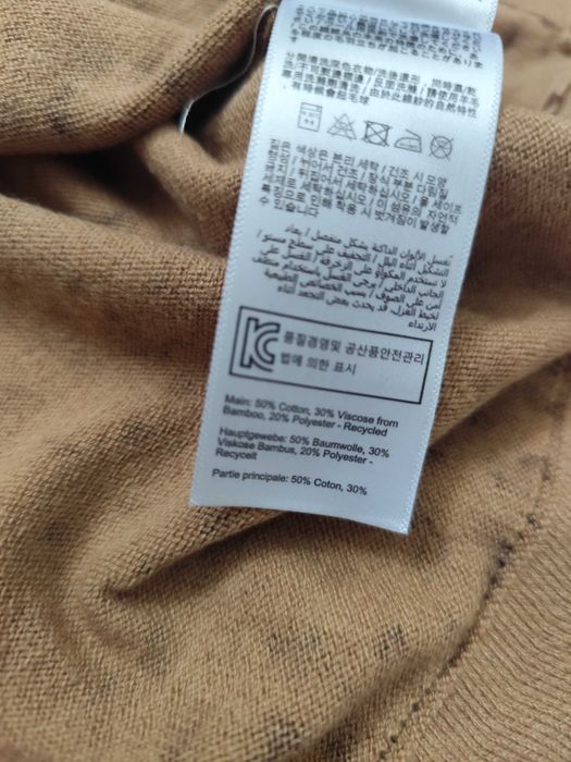 Brązowy sweter w panterkę