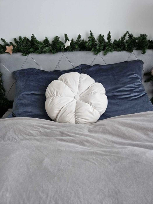 Poduszka dekoracyjna kwiatek biała zamszowa