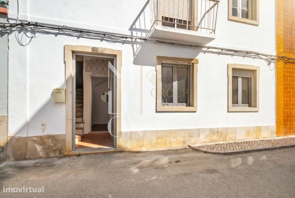 Apartamento T2 Totalmente Remodelado com Quintal Privado no Centro de