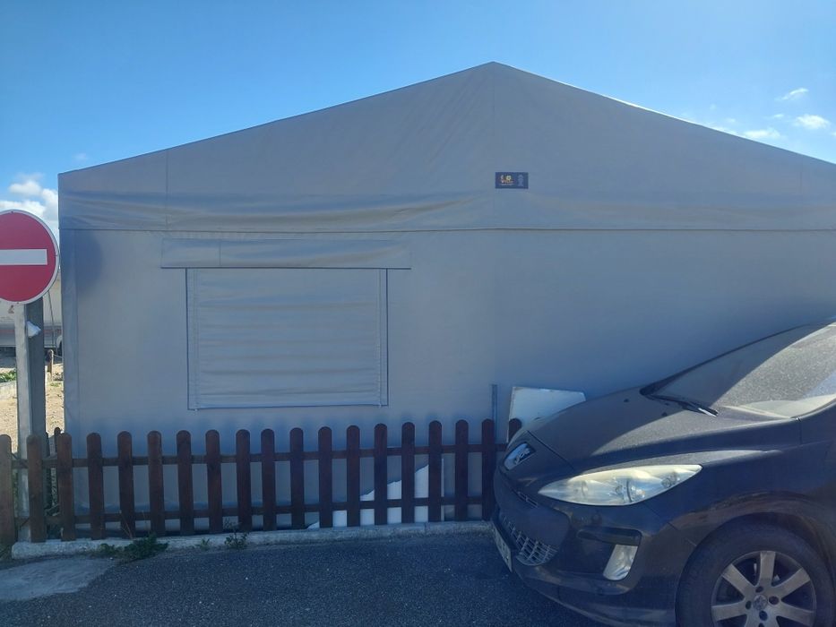 Toldo e armação em muito bom estado