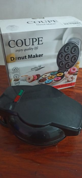 Liquidificador, máquina de donuts e máquina de fazer bolo