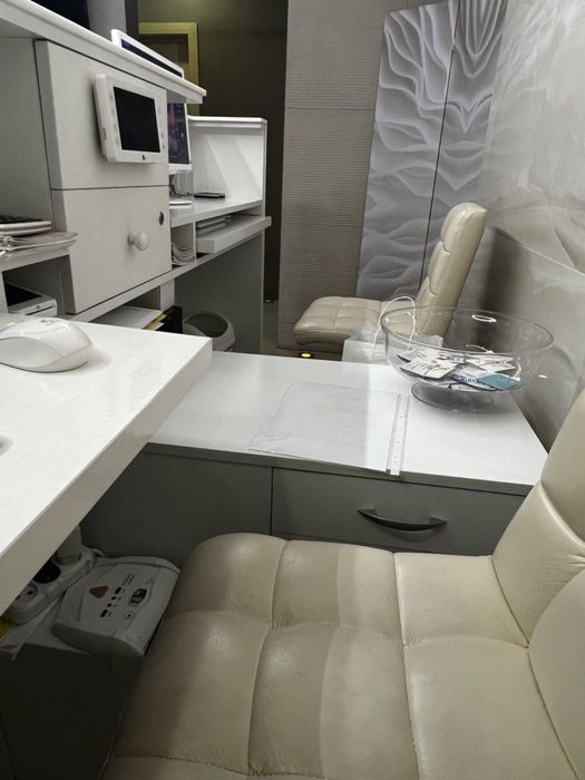 Стійка рецепції для двох адміністраторів