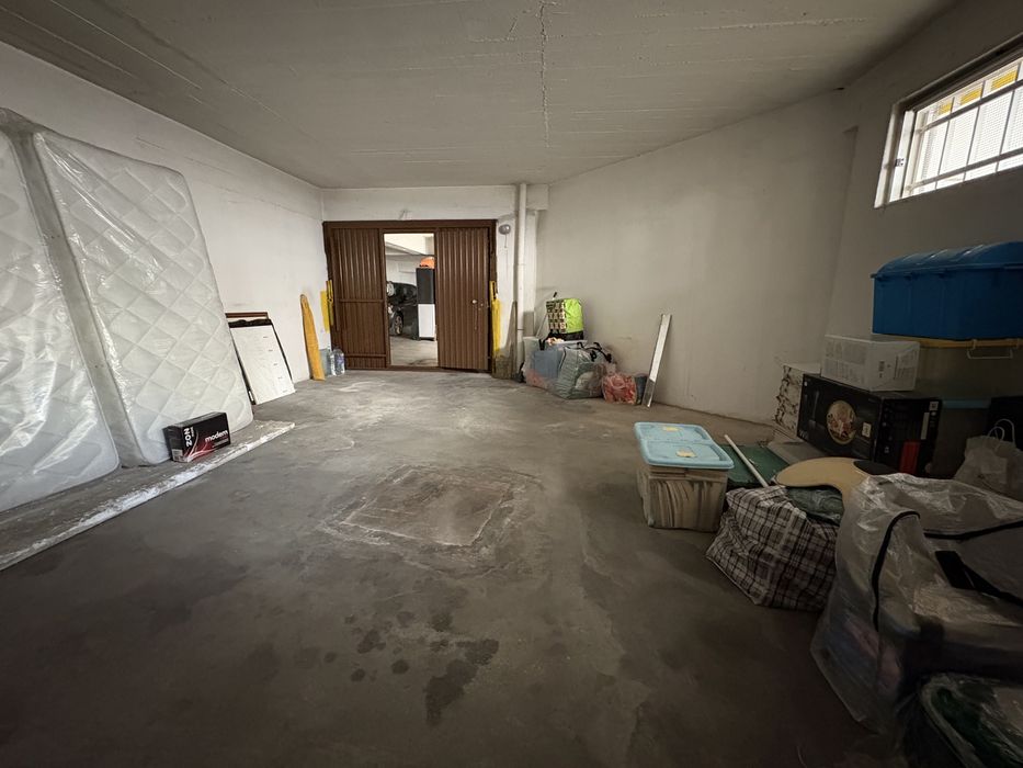 Box de 28m2 em Garagem no Centro da Ericeira