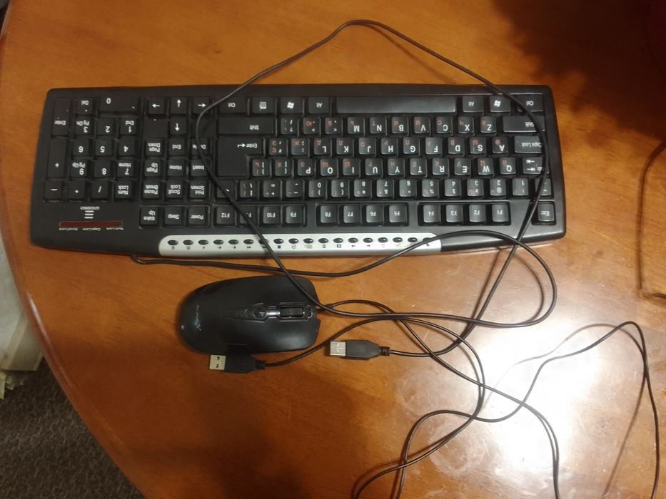 Клавіатура  б/у з мишкою.