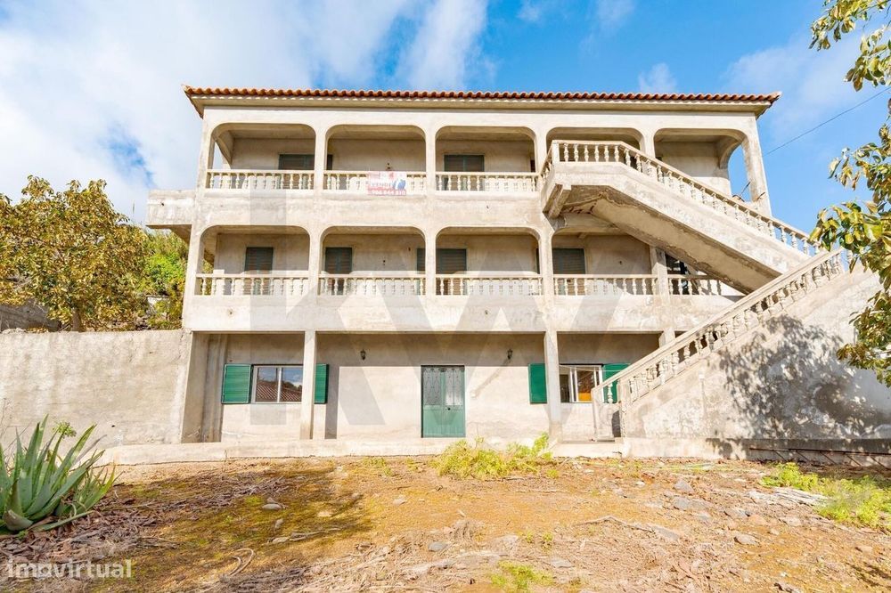 Moradia T6 com 3 pisos e entradas independentes