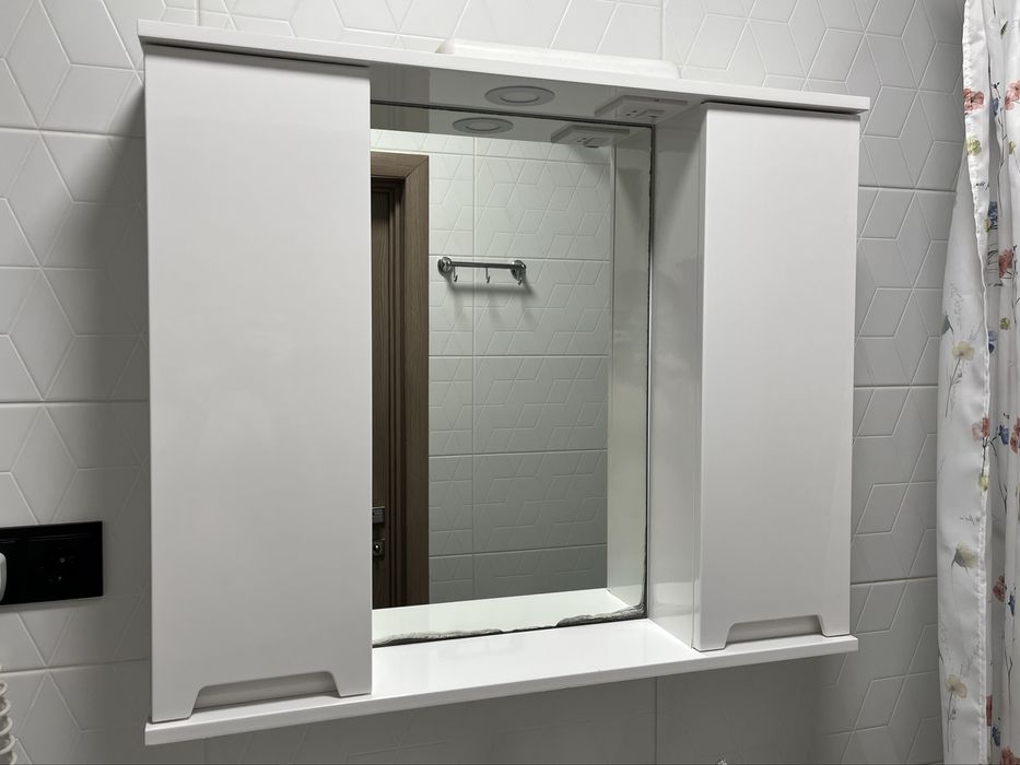 Продам набор в ванную комнату: тумба + раковина и зеркало с полочками