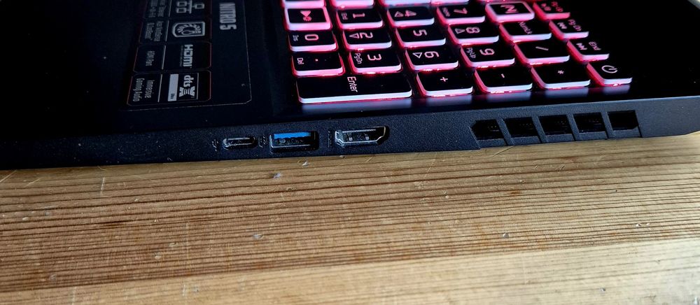 Acer Nitro 5 i5-10300H / RTX 2060 / 32GB RAM / 144Hz / SSD+HDD