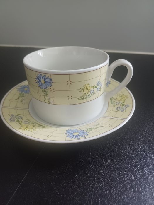 2 filiżanki z talerzykami