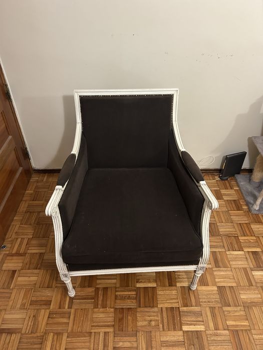 Poltrona em madeira com estofo