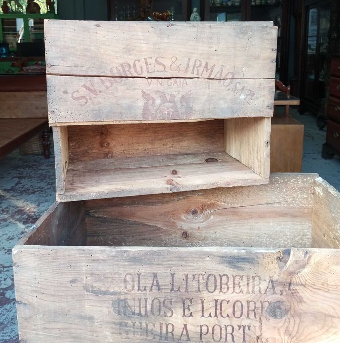 Antigas caixas do Vinho em madeira vazias