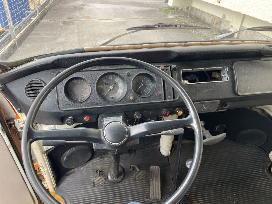 VW 23 Kombi T2 8 lugares - Pão de forma