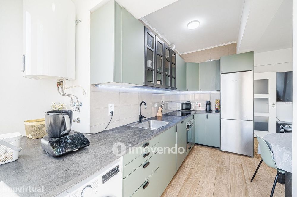 Apartamento T2 remodelado, com cozinha equipada, em Benfica