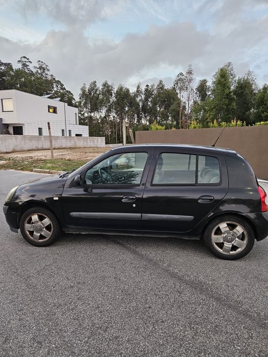 Renault Clio II 1.2 gasolina, nacional, de 2004.