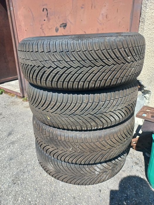 Opony  Pirelli wielosezonowe 215/60r16 z 2024roku