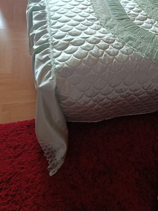 Narzuta atłasowa na duże łóżko