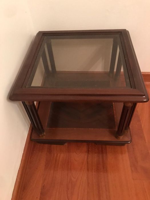 Mesa de apoio com tampo em vidro.