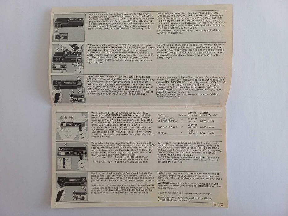 Máquina fotográfica analógica Kodak Ektralite 400, com manual de instruções