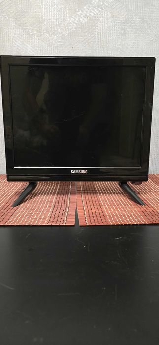 Samsung 14дюймов, новый. Можно подключать от 12в в машине.