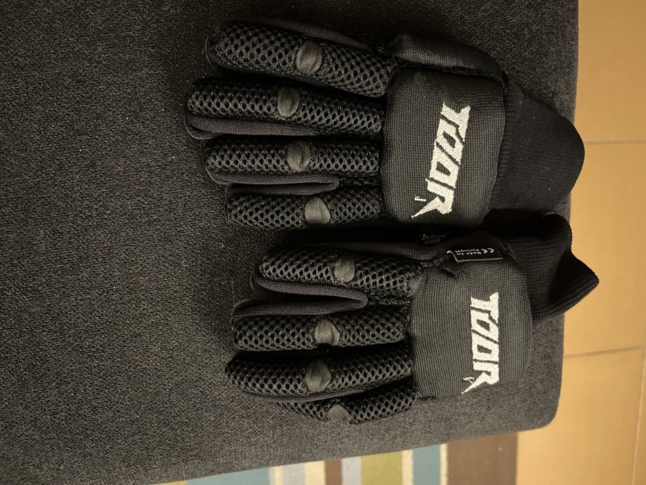 Luvas e joelheiras novas para prática de hoquei em patins