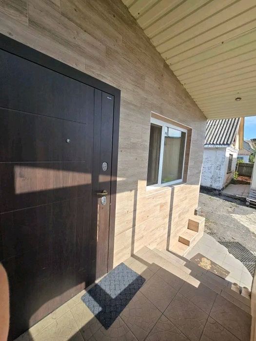 Продаж будинку в центрі смт Рокитне.  Розглядаємо сертифікати