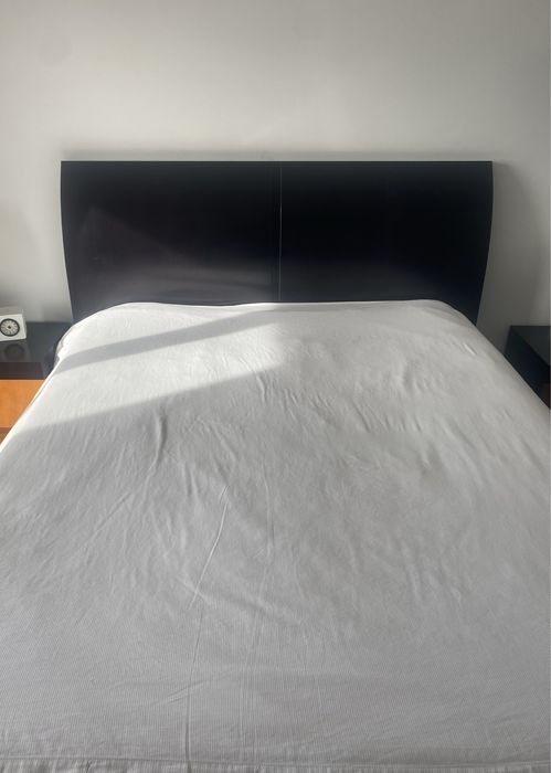 Cama casal madeira maciça.