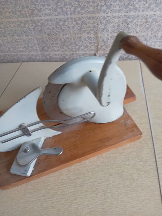 Продам антикварню хлеборезку