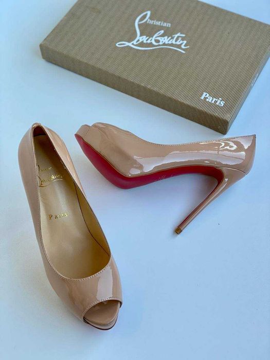 Женские бежевые лаковые туфли  Louboutin New Very Prive 12 см лабутены