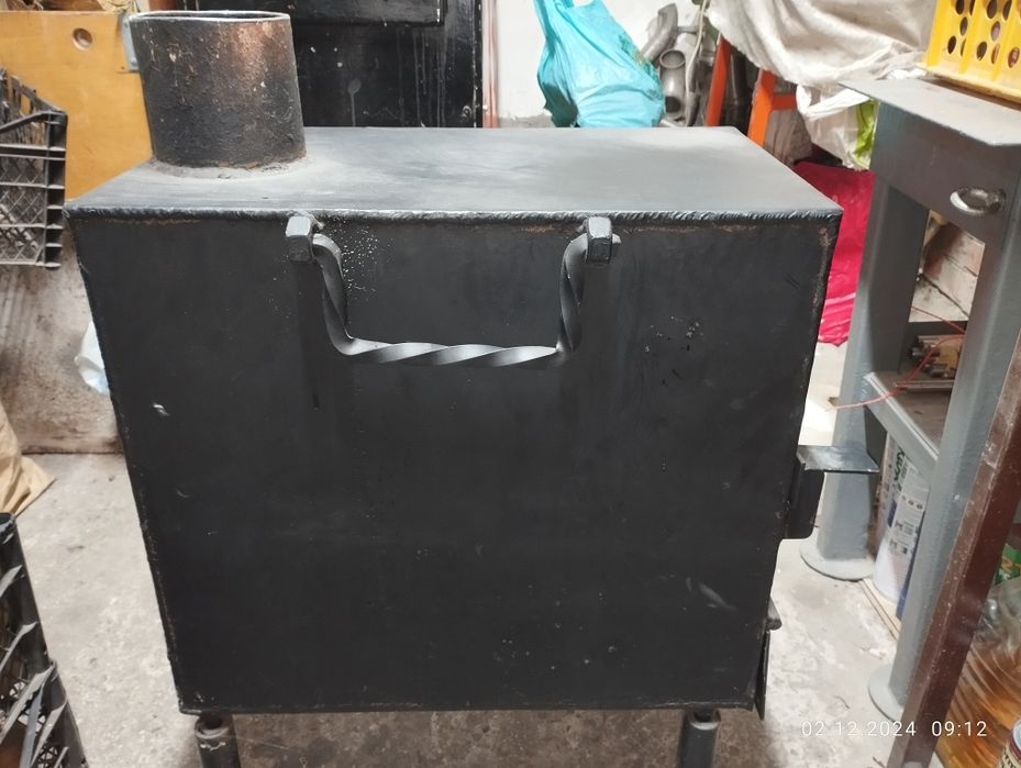 Буржуйка на дровах.