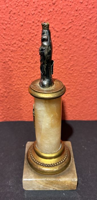 Nossa Senhora do Pilar em Prata base em mármore e metal dourado
