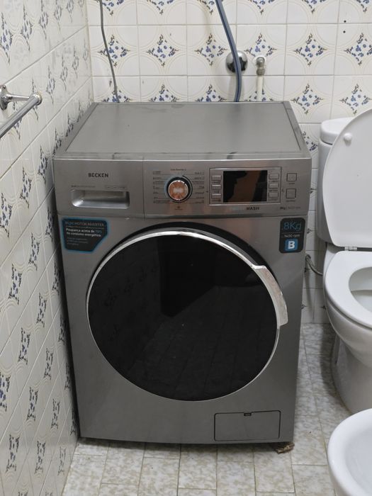 Quarto completo, máquina de lavar roupa e frigorífico