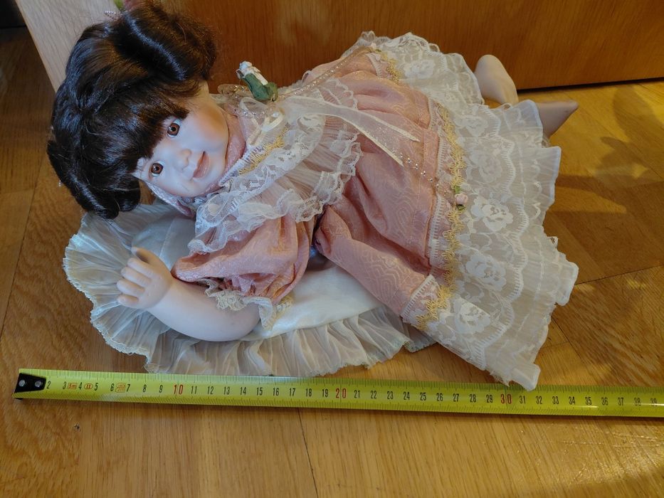Boneca de porcelana com almofada
