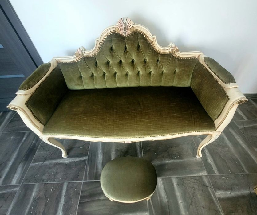 Mała sofa z podnóżkiem