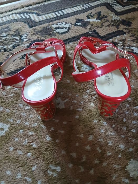 Продам жіночі босоніжки