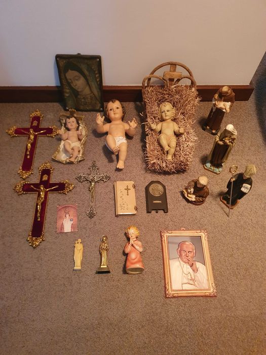 Lote religioso – figuras, crucifixos e quadros
