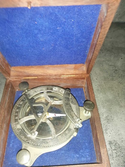 kompas zeglarski w drewnianym pudelku