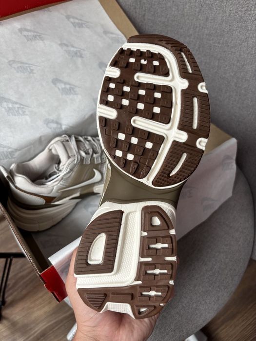 Nike V2K Runtekk Grey Brown трендові жіночі кросівки найк в2к рантек