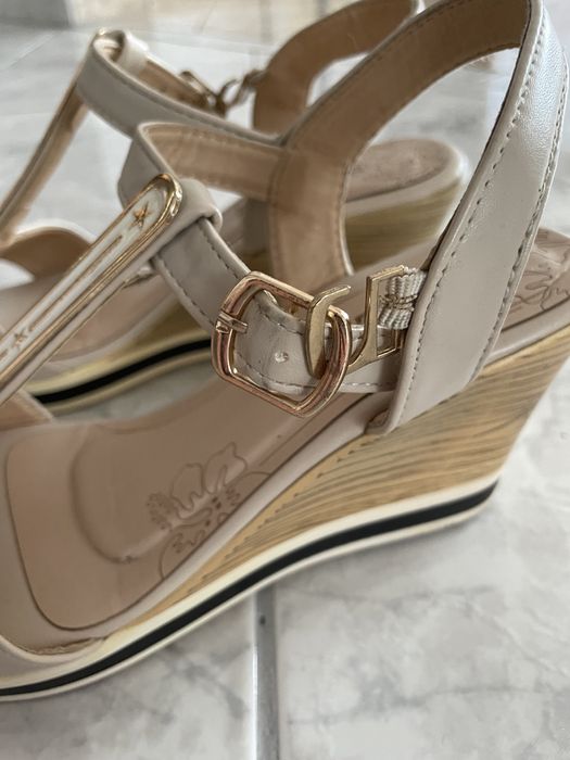 Śliczne sandałki  na koturnie 37