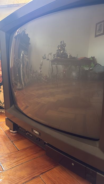 2 televisões antigas